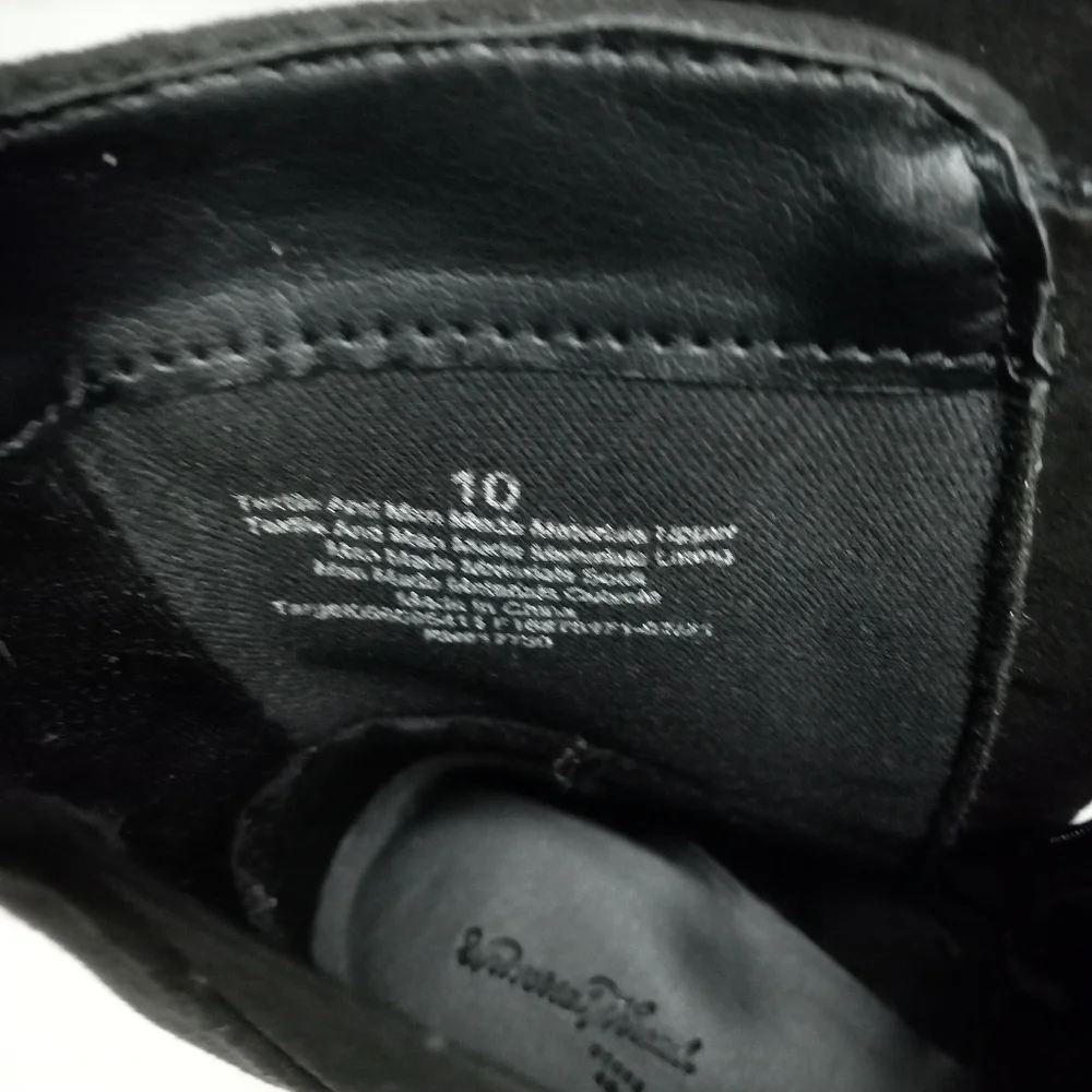Women's Universal Thread, water repellent boot size 10 Black memory foam, .NWT
